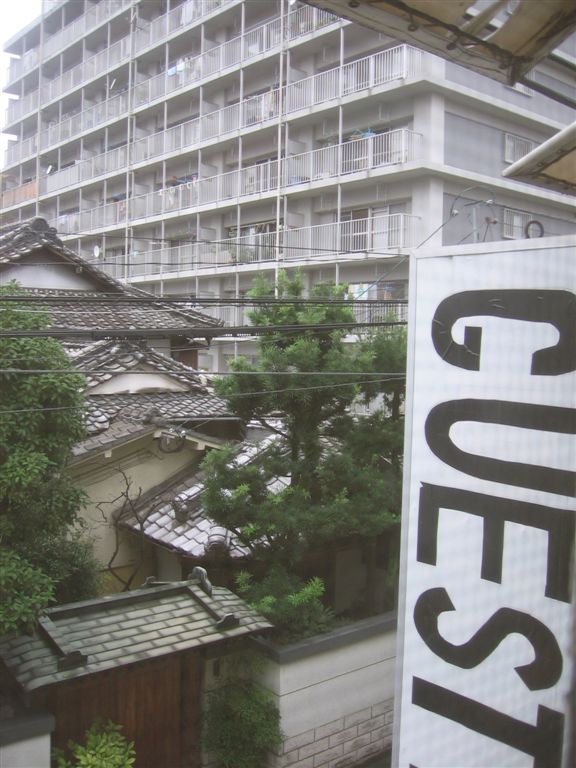 Das Guest House in Beppu (im Vordergrund)